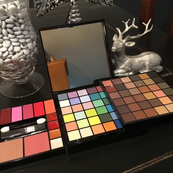 Avon Holiday Deluxe Makeup Palette - Picture 3 of 4